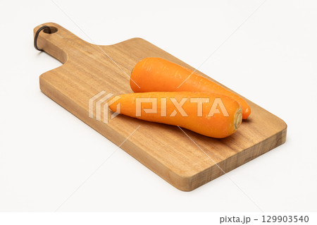 カッティングボードに置かれた人参 129903540
