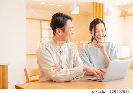 若い夫婦　リビング　パソコン 129903622