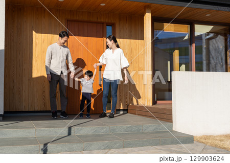 若い家族　マイホーム 129903624