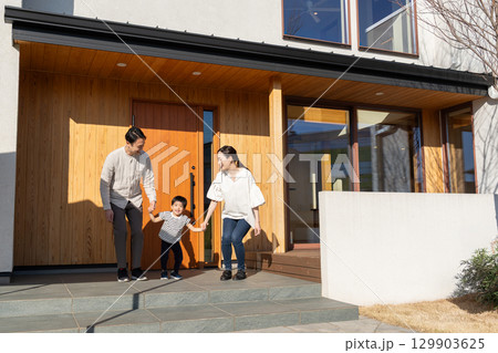 若い家族　マイホーム 129903625