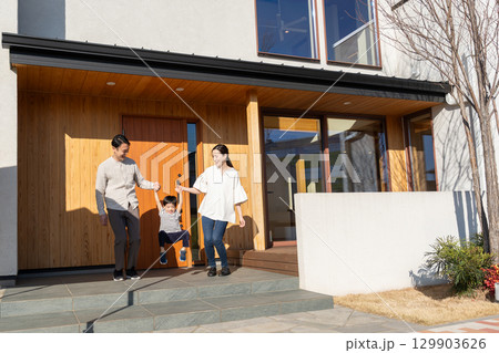 若い家族 マイホーム 若い家族 マイホーム 129903626