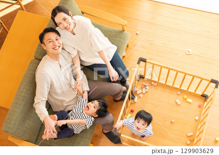 リビングでくつろぐ若い家族 リビングでくつろぐ若い家族 129903629
