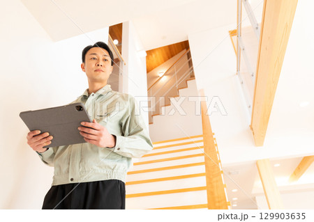 住宅の内装を点検する建築作業員 住宅の内装を点検する建築作業員 129903635