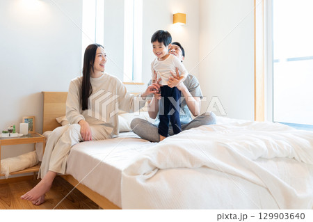寝室で会話する若い家族 129903640