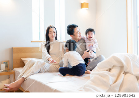 若い家族 寝室 親子 若い家族 寝室 親子 129903642