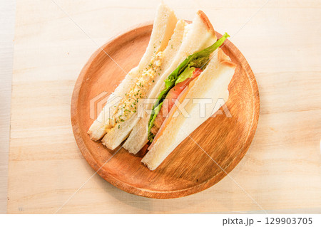 たまごとハムトマトのサンドイッチ 129903705