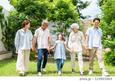 手を繋ぐ三世代家族 129903864