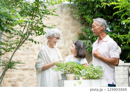 ガーデニングをするシニア夫婦と子供 129903889