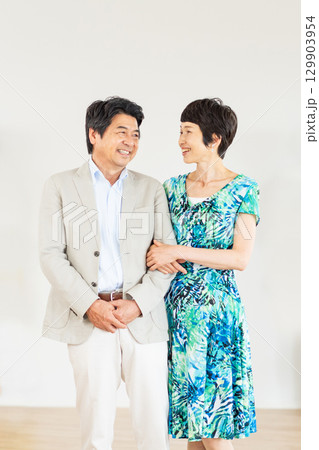 寄り添う笑顔のシニア夫婦 129903954