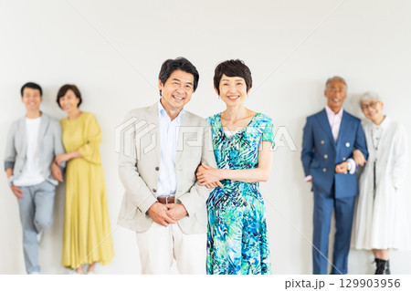 手を繋ぐシニア世代　シニアカップル 129903956