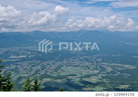 浅間山外輪山の蛇骨岳から見る嬬恋村の風景 129904156