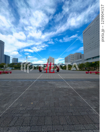 青空とオブジェ 129904157