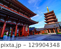 浅草寺の五重塔と宝蔵門 129904348