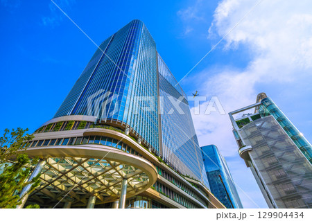 日本の東京都市景観 珍景航空機通過…猛烈な暑さ、発達した雲が高輪ゲートウェイシティ上空に=8月21日 日本の東京都市景観 珍景航空機通過…猛烈な暑さ、発達した雲が高輪ゲートウェイシティ上空に=8月21日 129904434