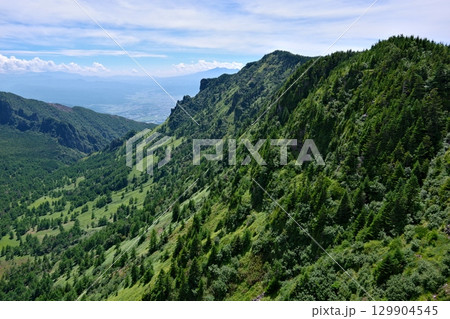 浅間山外輪山の蛇骨岳から見る黒斑山と佐久平方面の風景 129904545