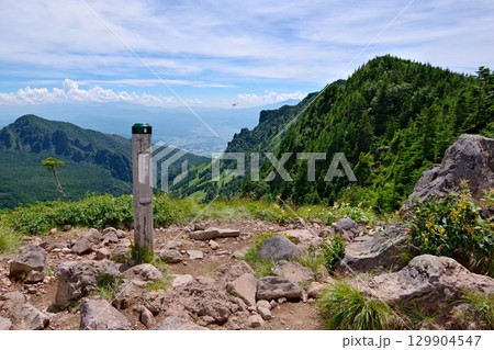 浅間山外輪山の蛇骨岳から見る黒斑山と佐久平方面の風景 129904547