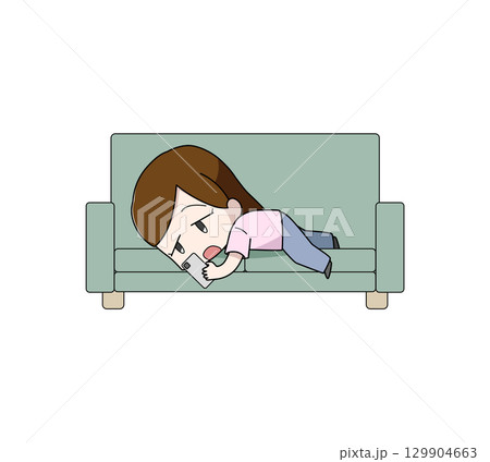 ソファにうつ伏せで横になりスマートフォンをさわる女性のイラスト 129904663