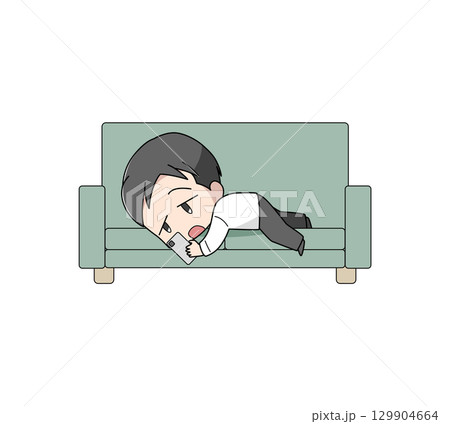 ソファにうつ伏せで横になりスマートフォンをさわるビジネスマン風の男性のイラスト 129904664