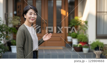 親しみやすい日本のおばちゃんの笑顔ポートレート 129904668