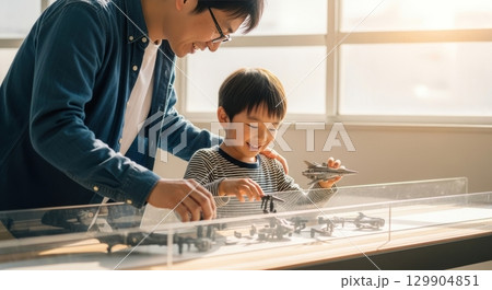 親子が模型を一緒に楽しむ様子 129904851