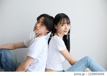 アジアの若い男女の美容に関するポートレート 129904894