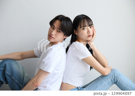 アジアの若い男女の美容に関するポートレート 129904897