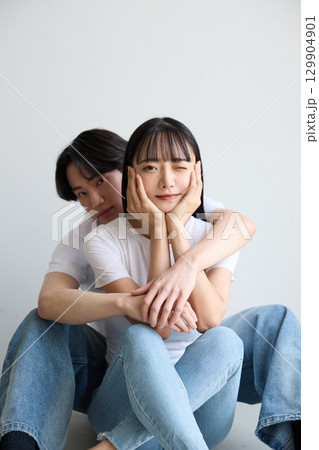 アジアの若い男女の美容に関するポートレート 129904901
