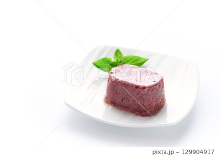 白い皿に盛られたコンビーフ 素材感と食欲を引き立てる食品イメージ 白い皿に盛られたコンビーフ 素材感と食欲を引き立てる食品イメージ 129904917