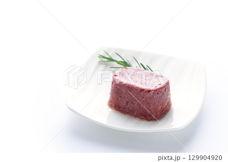 白い皿に盛られたコンビーフ 素材感と食欲を引き立てる食品イメージ 白い皿に盛られたコンビーフ 素材感と食欲を引き立てる食品イメージ 129904920