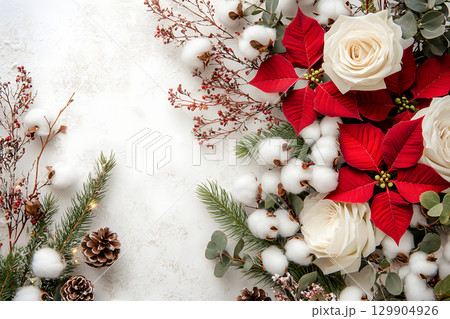 冬の休日の装飾フラットレイ - ポインセチア、バラ、松ぼっくり、常緑樹の枝 冬の休日の装飾フラットレイ - ポインセチア、バラ、松ぼっくり、常緑樹の枝 129904926