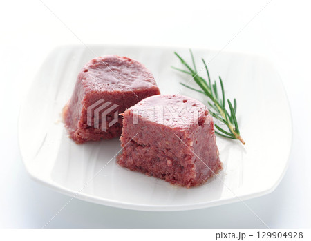白い皿に盛られたコンビーフ 素材感と食欲を引き立てる食品イメージ 白い皿に盛られたコンビーフ 素材感と食欲を引き立てる食品イメージ 129904928
