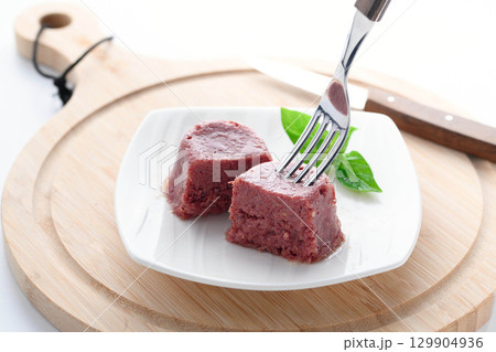 白い皿に盛られたコンビーフ　素材感と食欲を引き立てる食品イメージ 129904936