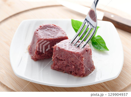 白い皿に盛られたコンビーフ 素材感と食欲を引き立てる食品イメージ 白い皿に盛られたコンビーフ 素材感と食欲を引き立てる食品イメージ 129904937
