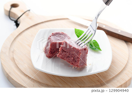 白い皿に盛られたコンビーフ　素材感と食欲を引き立てる食品イメージ 129904940
