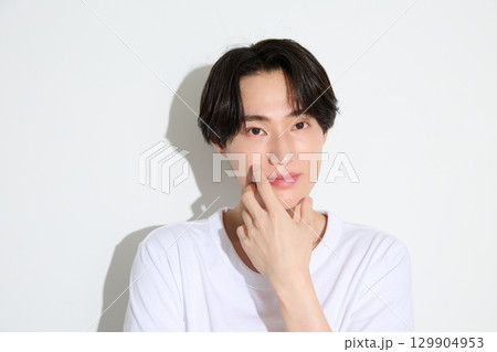 アジアの若い男性の美容に関するポートレート アジアの若い男性の美容に関するポートレート 129904953
