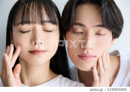 アジアの若い男女の美容に関するポートレート 129905000