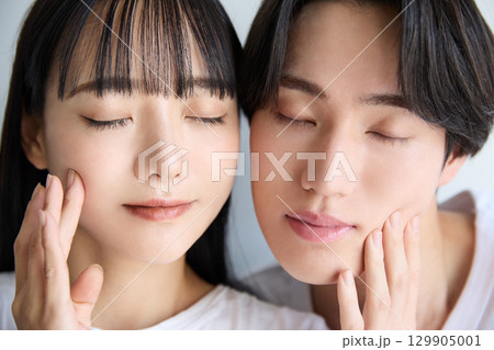 アジアの若い男女の美容に関するポートレート 129905001