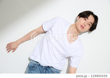 アジアの若い男性の美容に関するポートレート アジアの若い男性の美容に関するポートレート 129905039