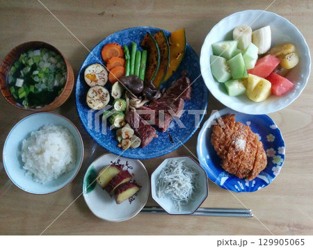 Beef steak set meals / ステーキセットの一例～小鉢とデザート付きの定食セット例 129905065