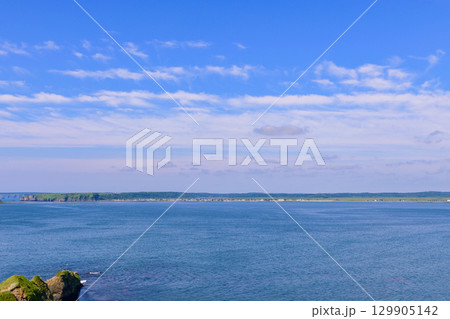 青空の下、浜中町アゼチの岬から望む嶮暮帰島と太平洋の風景 青空の下、浜中町アゼチの岬から望む嶮暮帰島と太平洋の風景 129905142