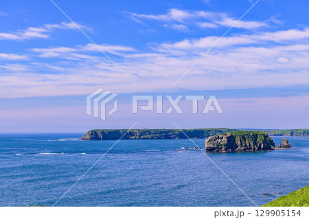 青空の下、浜中町アゼチの岬から望む嶮暮帰島と太平洋の風景 青空の下、浜中町アゼチの岬から望む嶮暮帰島と太平洋の風景 129905154