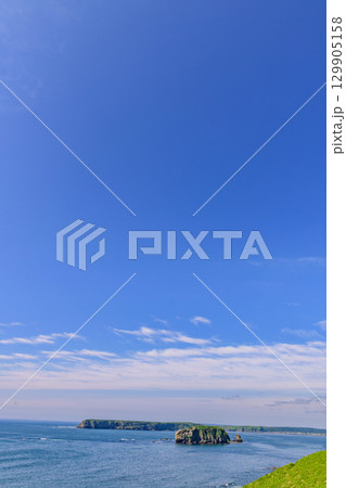 青空の下、浜中町アゼチの岬から望む嶮暮帰島と太平洋の風景 青空の下、浜中町アゼチの岬から望む嶮暮帰島と太平洋の風景 129905158