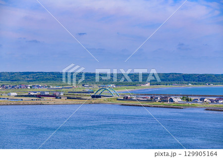 青空の下、浜中町アゼチの岬から望む嶮暮帰島と太平洋の風景 青空の下、浜中町アゼチの岬から望む嶮暮帰島と太平洋の風景 129905164