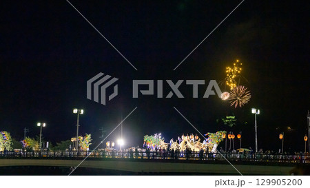 送り盆祭り　橋上の屋形舟と花火　秋田県横手市　 129905200