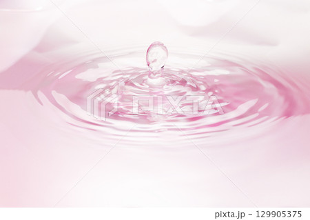 水面に落ちる水滴. 129905375