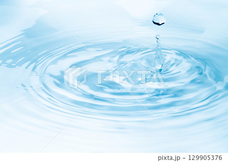 水面に落ちる水滴. 水面に落ちる水滴. 129905376