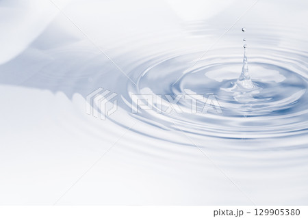 水面に落ちる水滴. 129905380
