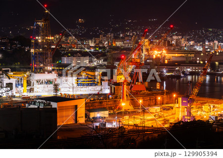 《長崎県》佐世保市・造船所の夜景 129905394
