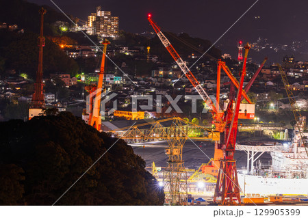 《長崎県》佐世保市・造船所の夜景 《長崎県》佐世保市・造船所の夜景 129905399