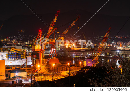 《長崎県》佐世保市・造船所の夜景 129905406